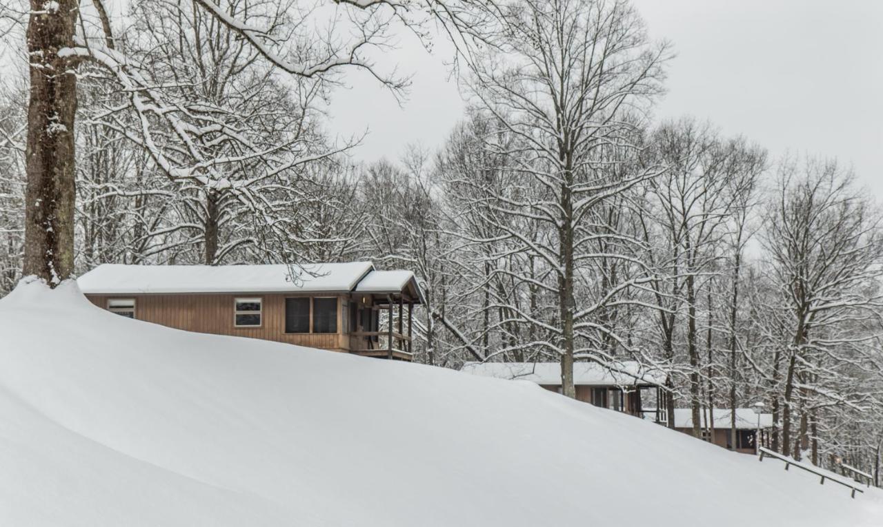 Burr Oak Lodge And Conference Center Glouster Exteriör bild